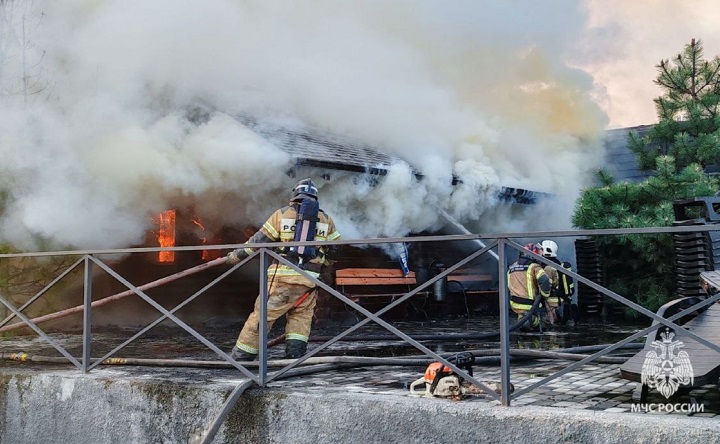 В Ростове разгорелся пожар в СПА-комплексе City Creek