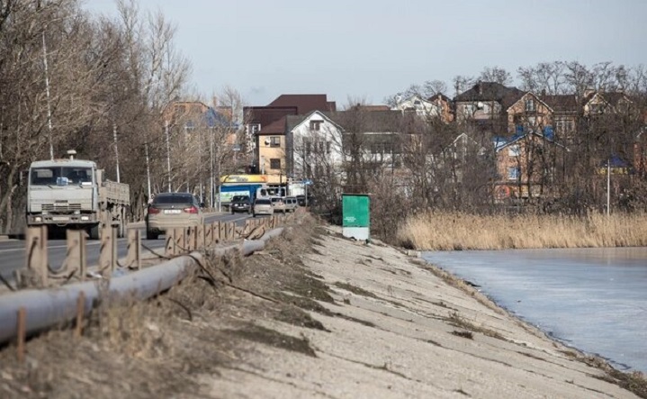 Собственник аварийной дамбы на Ростовском море заявил, что она в рабочем состоянии