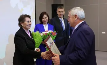 Губернатор Василий Голубев вручает диплом. Фото donland.ru
