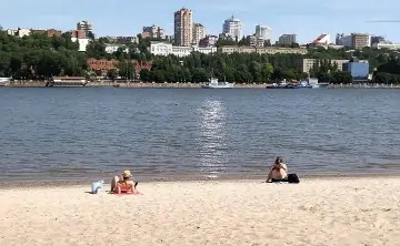 Отдыхающие на ростовском пляже. Фото donnews.ru.