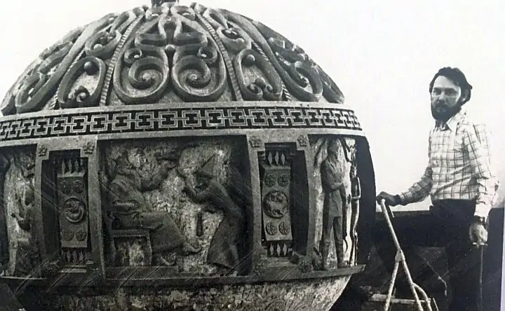 Скульптор Анатолий Скнарин и один из его шаров. Фото из Telegram-канала «Сказочный шар»