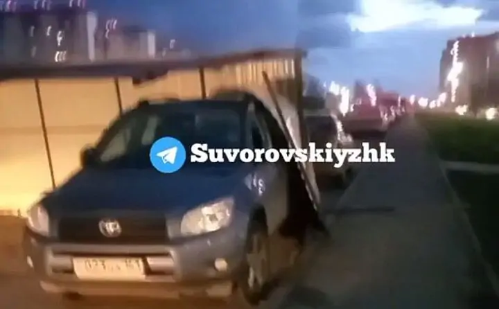 Одна из пострадавших машин в Суворовском. Фото из Telegram-канала «Суворовский»