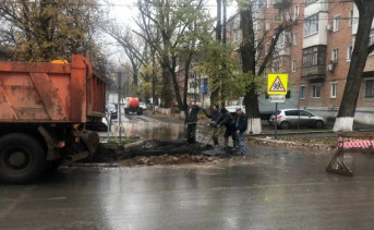 В Каменске прорвало трубу под дорогой, недавно отремонтированной за десятки миллионов рублей