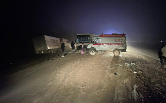 В Ростовской области грузовик врезался в машину скорой помощи и автобус
