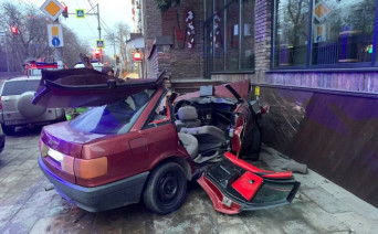 В Ростове водитель Audi после столкновения с автобусом врезался в ресторан
