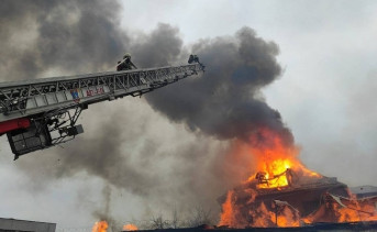 На складе в Ростове вспыхнул крупный пожар