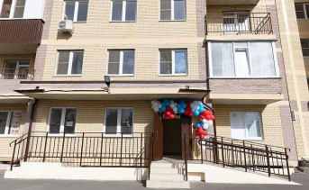 В Ростове вручили ключи от новой квартиры семье, переселённой из аварийного дома