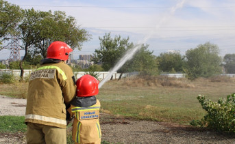 В Ростове первоклассникам лицея № 50 показали особенности пожарно-спасательной работы