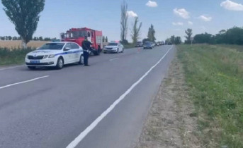 В ДТП с двумя легковушками в Ростовской области пострадали восемь человек, один погиб