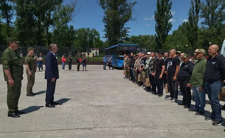 Замгубернатора Ростовской области Вадим Артёмов отправляет контрактников. Фото donnews.ru