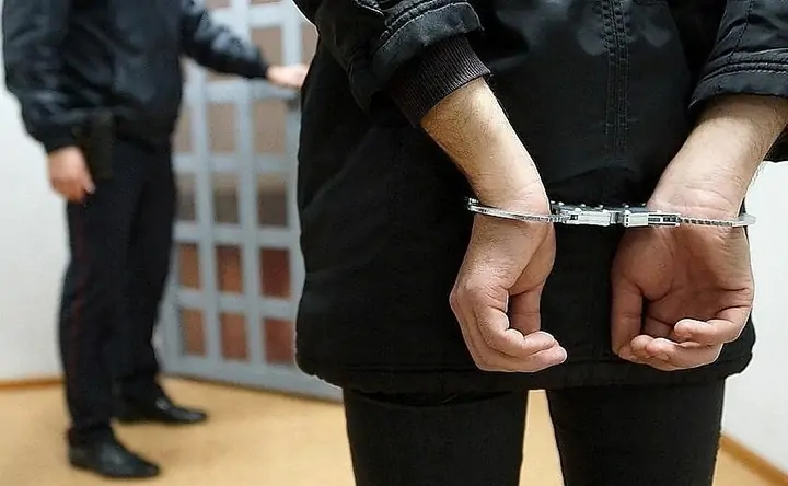 Мужчина в наручниках. Фото для иллюстрации news.1777.ru