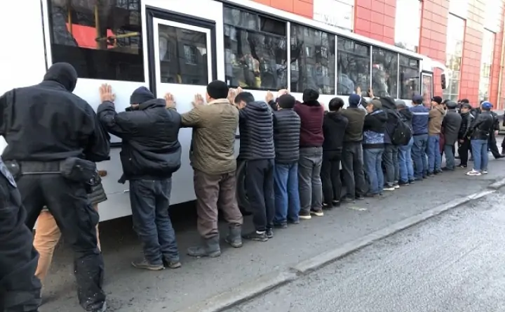 Задержанные полицией мигранты. Фото пресс-службы ГУ МВД по Свердловской области