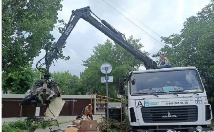 Уборка крупногабаритного мусора в Ростове. Фото пресс-службы администрации города.