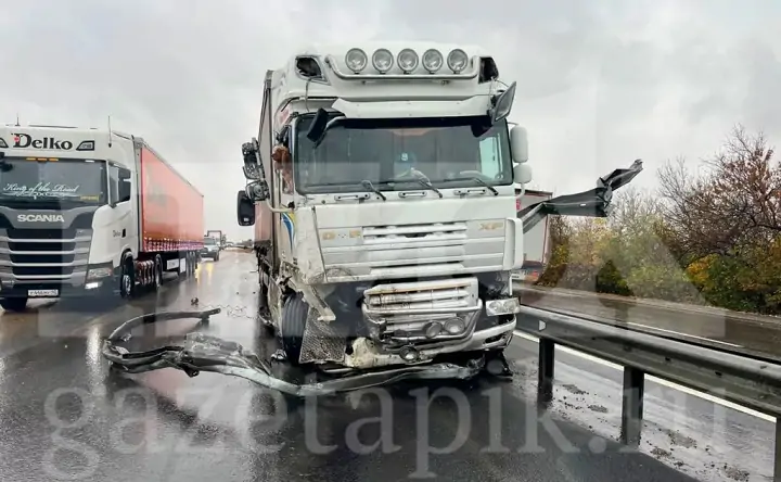 Место ДТП с грузовиками на М4 "Дон" под Каменском. Фото газеты "ПИК".