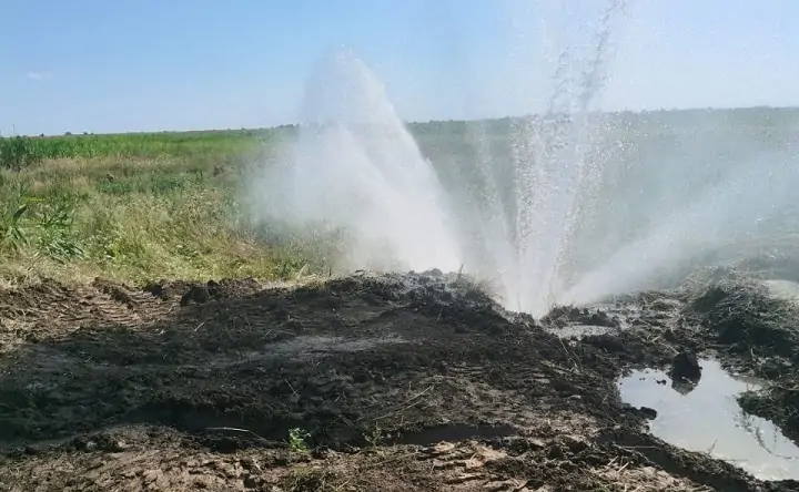 Тот самый повреждённый магистральный водовод в Зерноградском районе. Фото из telegram-канала Ирины Полищук