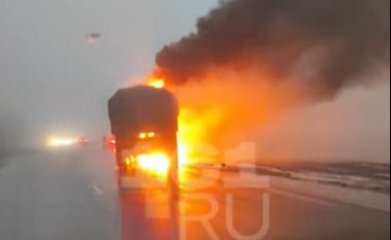 Из-за загоревшегося военного грузовика перекрыли движение на северном обходе Ростова