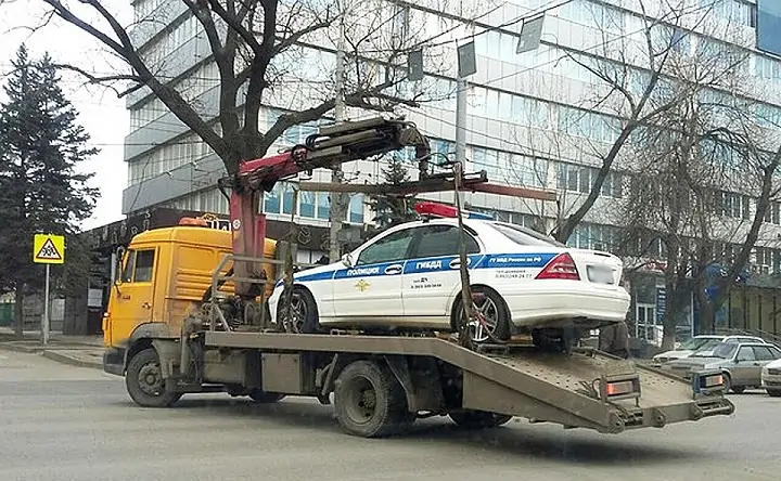 Эвакуация полицейского автомобиля на Ворошиловском в Ростове. Фото из соцсетей.