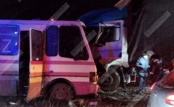 На трассе в Ростовской области грузовик врезался в автобус с пассажирами