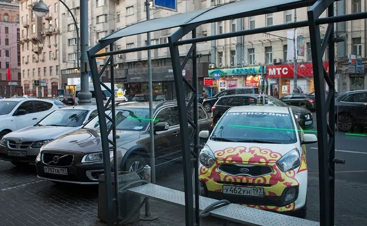 Автомобили, припаркованные на остановка общественного транспорта. Фото varlamov.ru.
