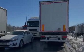 Минтранс обвинил дальнобойщиков на летней резине в возникновении пробки на М4 «Дон» в Ростовской области