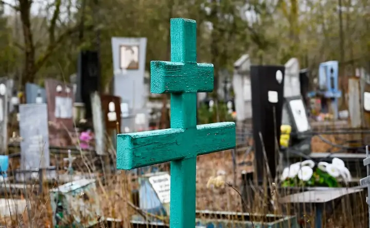 Крест на могиле на кладбище в Ростове. Фото letsgophotos.ru.