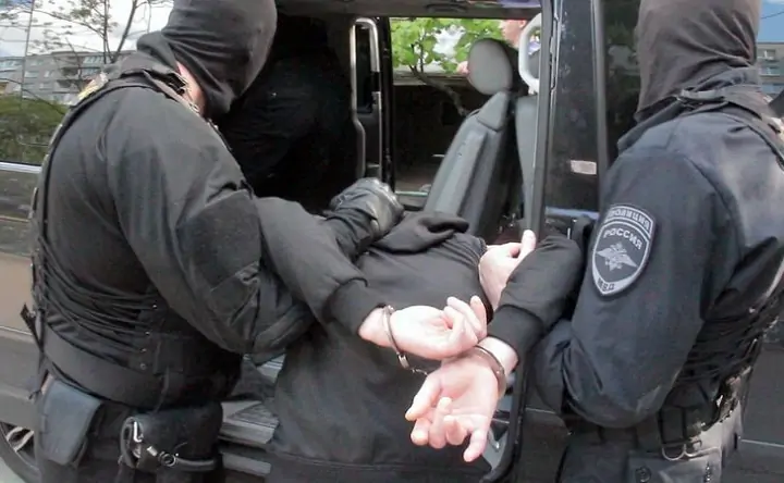 Сотрудники полиции задерживают бандитов. Фото scorpion-don.com.
