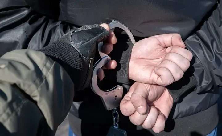 Преступник в наручниках. Фото aobe.ru.
