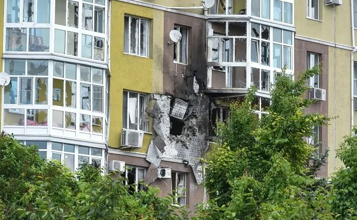 Последствия падения беспилотника со взрывчаткой на жилую многоэтажку в Воронеже. Фото из соцсетей.
