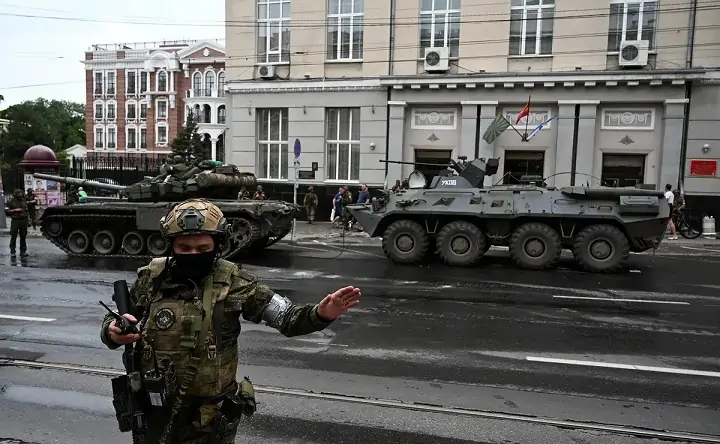 Бойцы «Вагнера» движутся в сторону штаба ЮВО 24 июня. Фото Stringer/Reuters