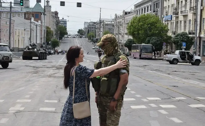 Боец ЧВК «Вагнер» и ростовчанка. Фото РИА «Новости»