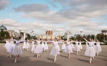 Сотни артистов балета станцевали на улицах городов России