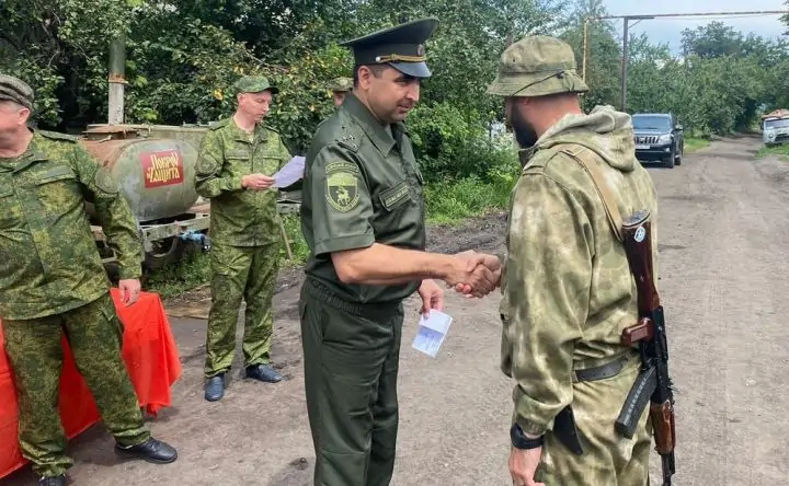 Сергей Бодряков вручает награду бойцу. Фото donland.ru