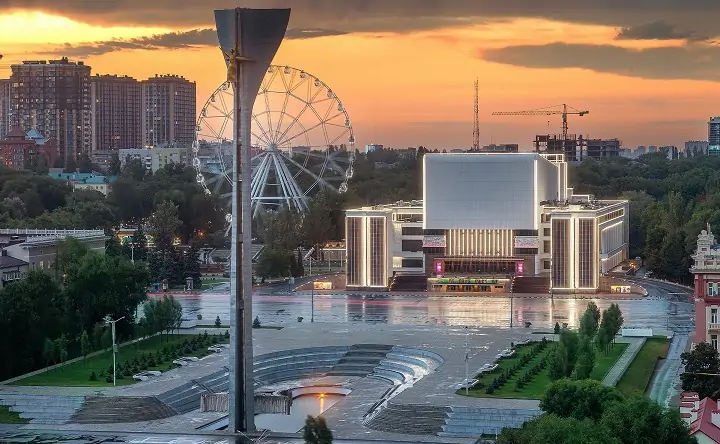 Театральная площадь Ростове после вечернего дождя. Фото Дениса Демкова.