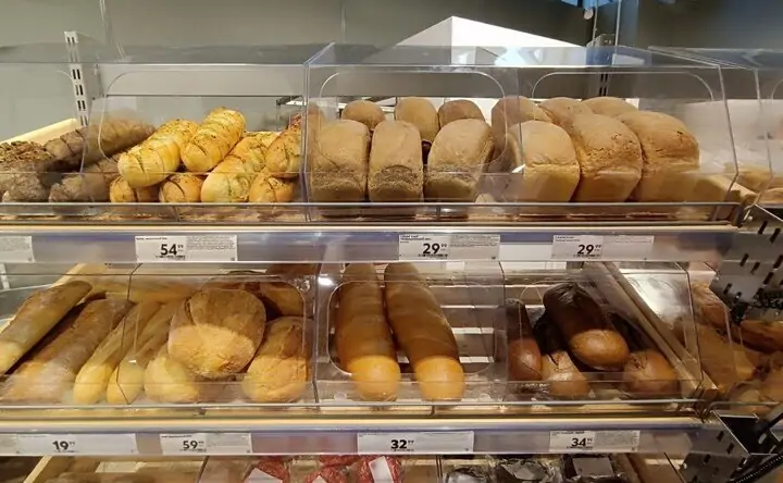 Хлеб на полках магазина в Ростове. Фото donnews.ru