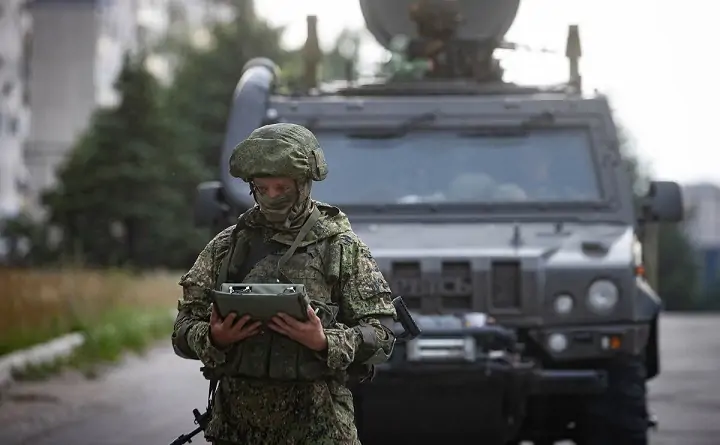 Военнослужащий отряда разминирования Международного противоминного центра ВС РФ. Фото: Станислав Красильников/ТАСС