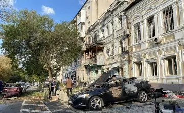 Место падения украинского беспилотника на Пушкинской в Ростове. Фото ТАСС.