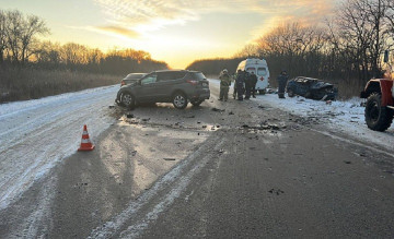 На трассе в Ростовской области столкнулись две легковушки, один человек погиб