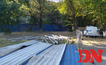 В Ростове обнесли забором аварийный дом на Нариманова, который штурмовали бывшие жильцы в надежде забрать личные вещи