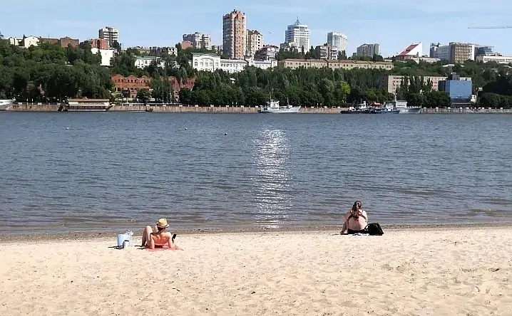 Отдыхающие на пляже парка «Дружба». Фото donnews.ru