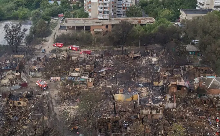 Место пожара на Театральном спуске в 2017 году. Фото Дениса Демкова