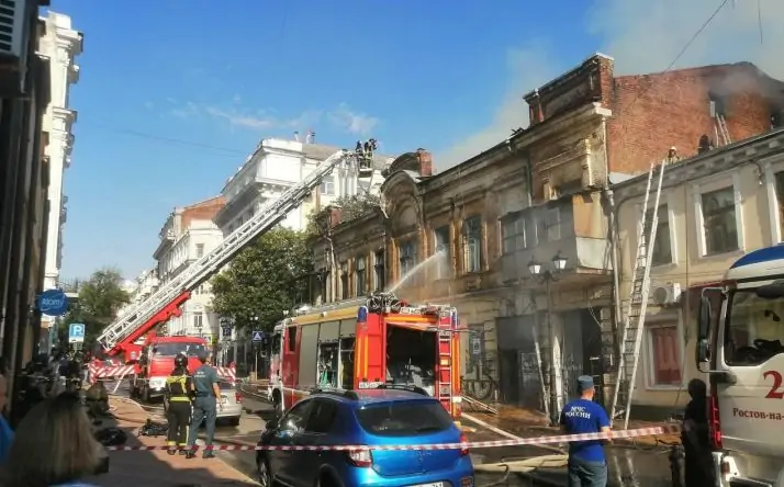 Фото с места пожара администрации Ростова