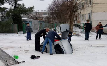 В Ростовской области автомобиль вместе с женщиной провалился под асфальт