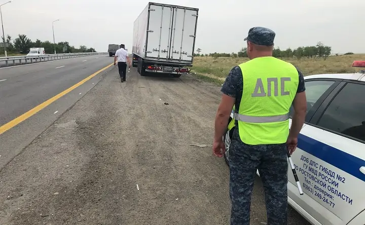 Сотрудники ГИБДД на трассе М4 "Дон". Фото пресс-службы ГИБДД Ростовской области.