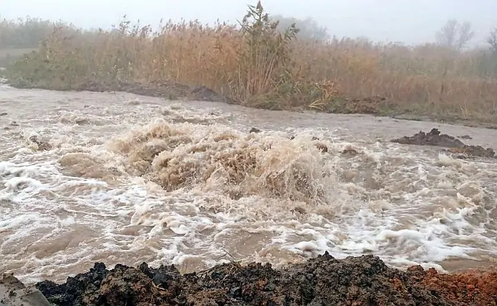 Место крупного порыва, из-за которого без воды осталась часть Новочеркасска. Фото из Telegram-канала Юрия Лысенко