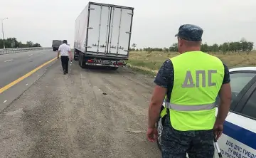 Сотрудники ГАИ на трассе М4 «Дон». Фото пресс-службы ГИБДД Ростовской области