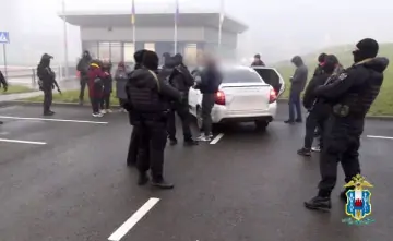 Фото: мигрантов отгоняют слезоточивым газом от границы с США