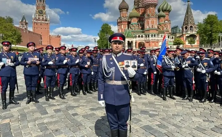 Казаки Всевеликого войска Донского на Красной площади, на переднем плане — атаман Сергей Бодряков. Фото donland.ru