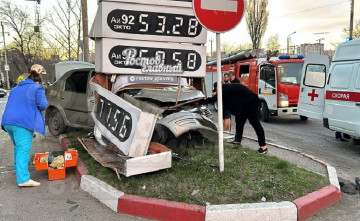 На Темернике в Ростове водитель протаранил топливное табло АЗС