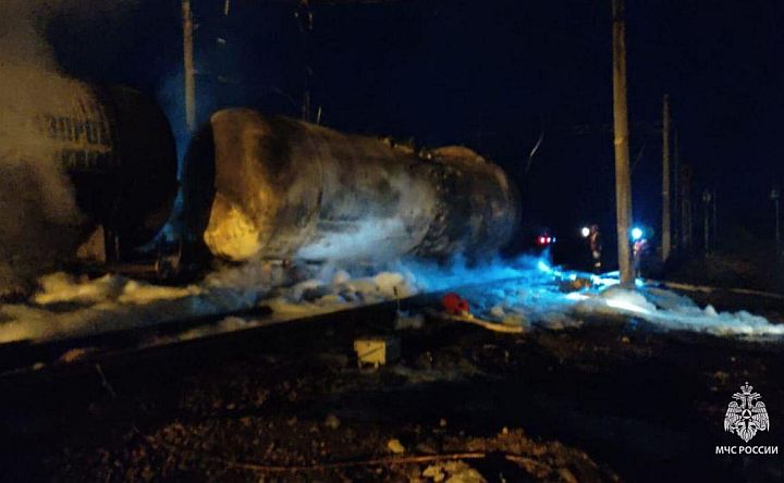 Цистерна с топливом загорелась на железнодорожной станции в Ростовской области