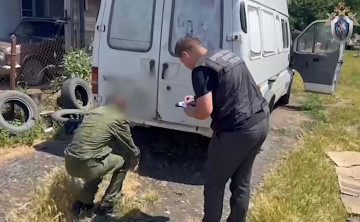 В Ростовской области задержали мужчину, который привязал сожительницу за ноги к машине, протащил её по дороге и забил кувалдой